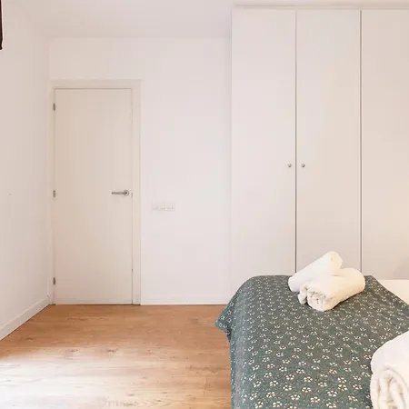 Chic And Modern In Gracia Apartment