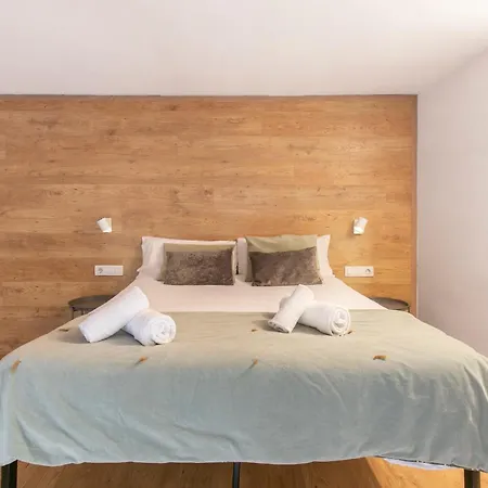 Chic And Modern In Gracia Apartment