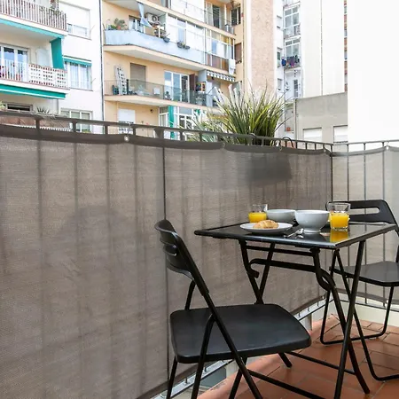 Chic And Modern In Gracia Apartment
