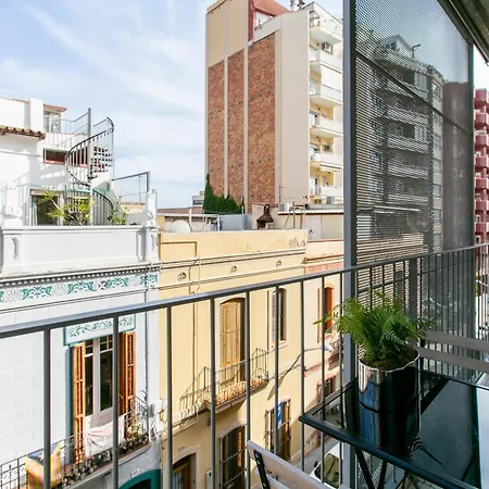 Chic And Modern In Gracia Apartment